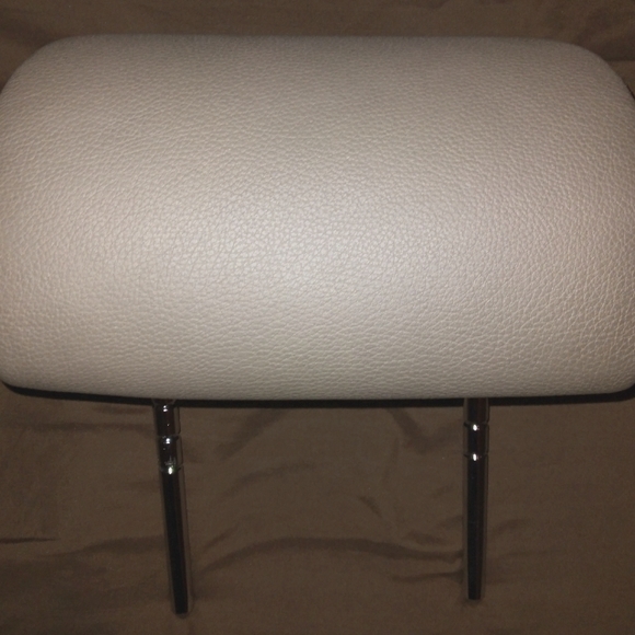 5 BEIGE BMW X5 3.0i LEATHER HEADRESTS W/ ALL EMBLEMS - Picture 4 of 9